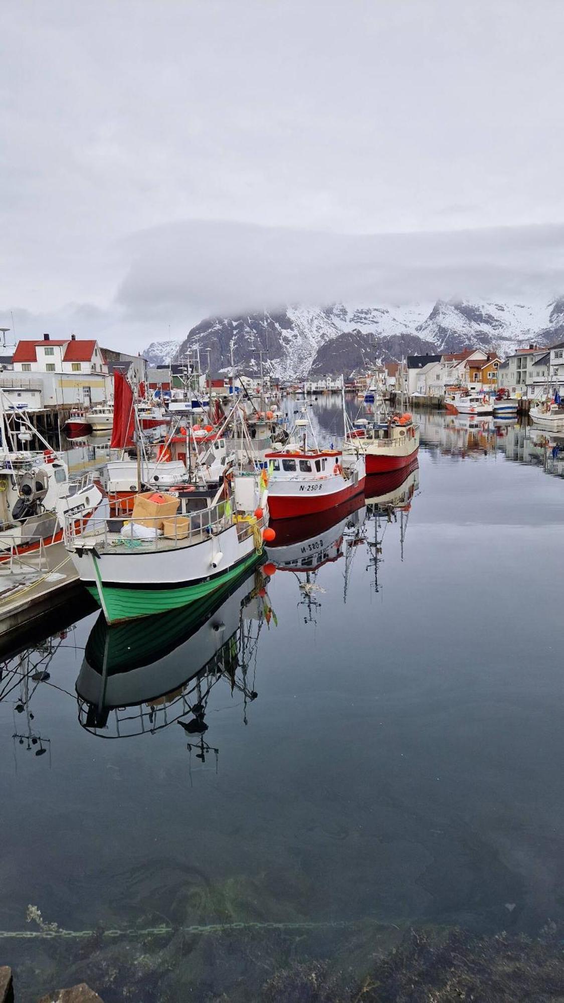 Leilighet I Banhammaren Med Balkong Henningsvaer Bagian luar foto